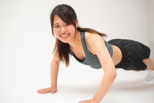 女性が簡単に始められる筋トレは自重トレーニング！初心者におすすめのトレーニング5選！